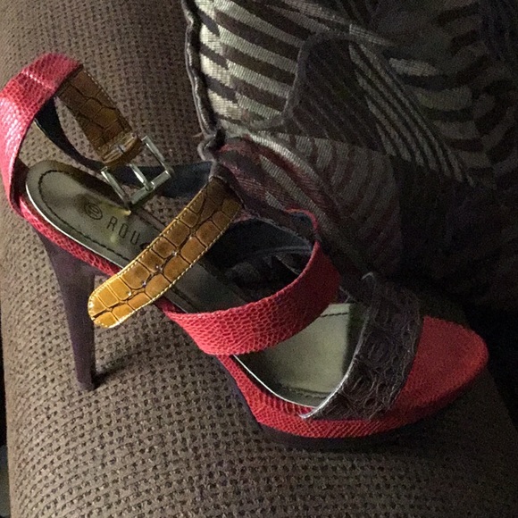 Women’s heals - Picture 3 of 3